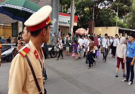 Mồ hôi rơi của những người ẩn mặt